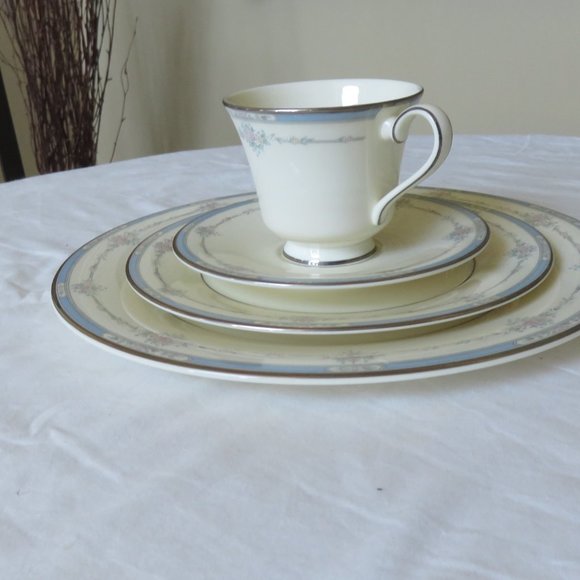 Royal Doulton fine china started set made in England - Picture 5 of 8